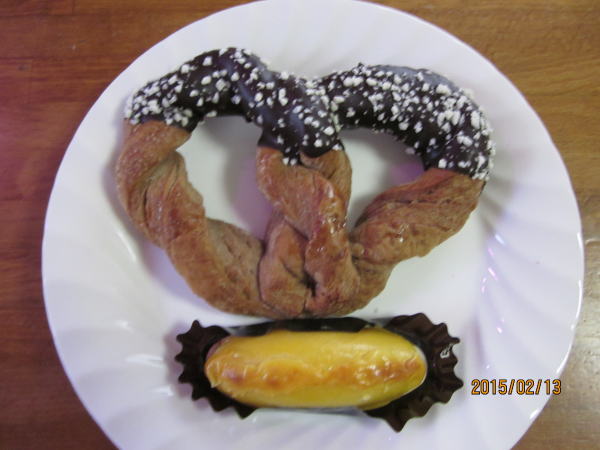 スイートポテトとハートのチョコを皿に出してみた